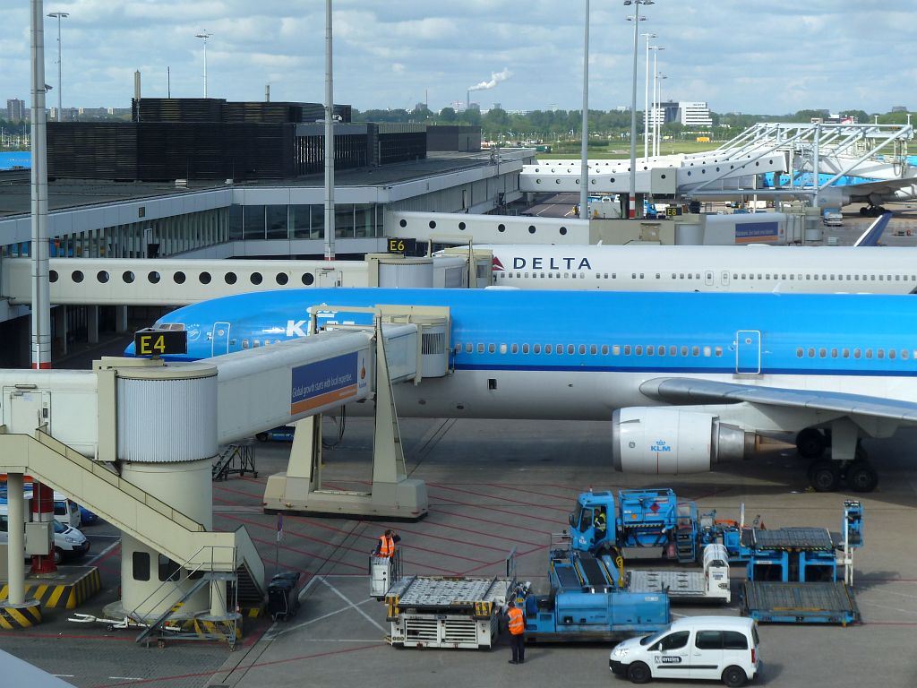 E-Pier - PH-KCE McDonnell Douglas MD-11 - Amsterdam